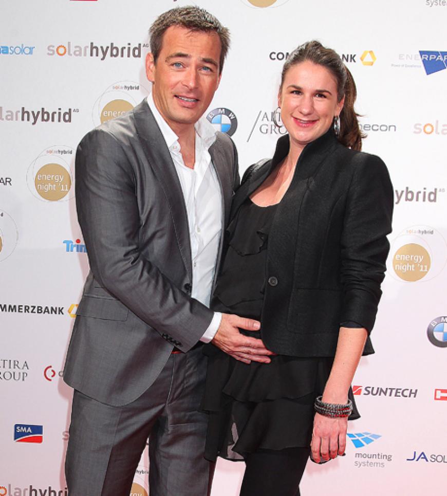 Stolzer werdender Vater Jan Sosniok mit seiner Freundin Nadine Moellers