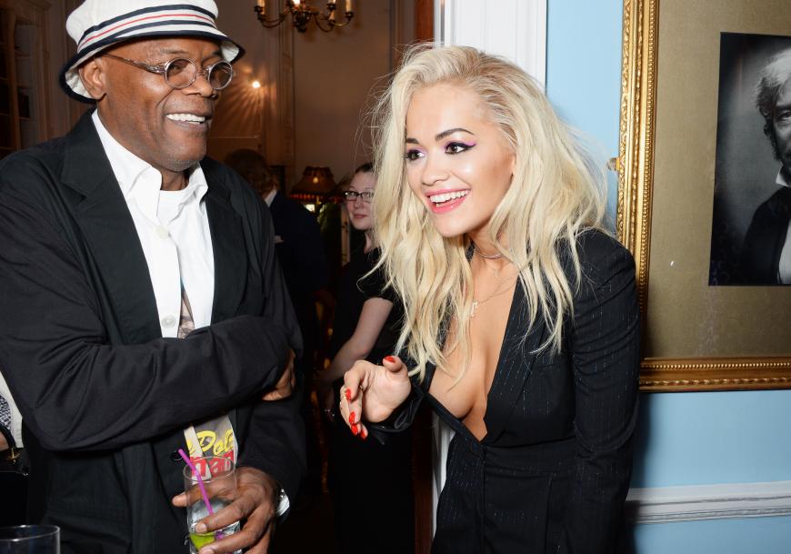 Unterwäsche? Wird viel zu überbewertet. Doch manchem Outfit würde ein BH oder ein Slip ganz gut tun. Aktuelles Beispiel: Rita Ora. Die Sängerin lässt liebe hängen, anstatt mit sexy Dekolleté aufzutrumpfen. Dennoch: den anwesenden (Promi-)Gästen gefällt der Anblick