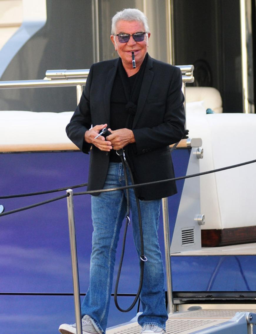 Lässig: Desginer Roberto Cavalli kommt mit Zigarre von seiner Luxusyacht