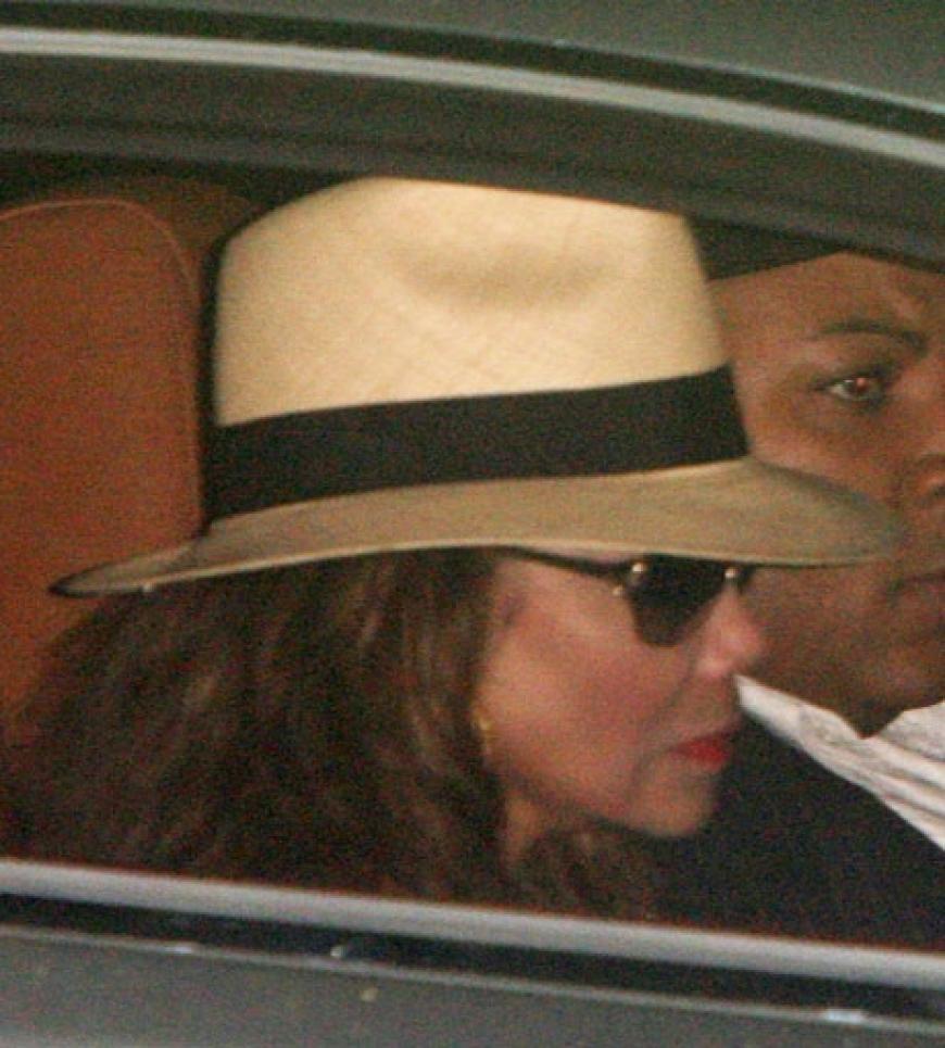 Am Montagabend, einen Tag vor der offiziellen Trauerfeier, hat die Familie sich in aller Stille von Michael Jackson verabschiedet
