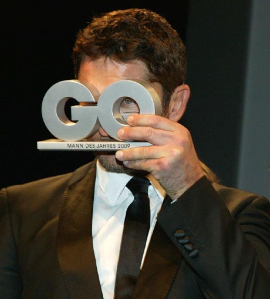 Gerard Butler scherzt mit seiner Trophäe