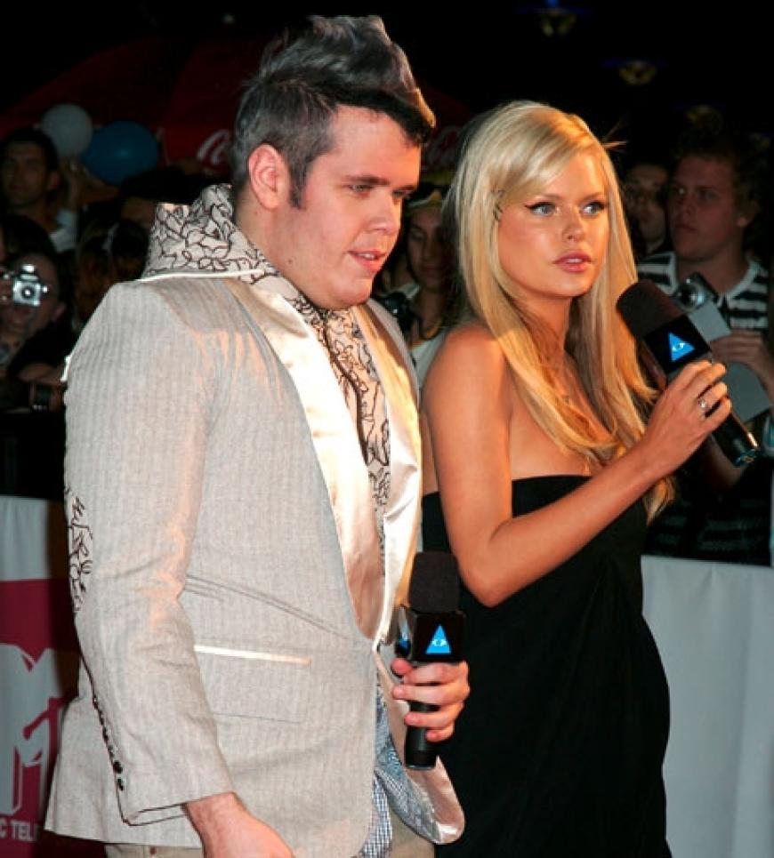 Perez Hilton moderiert vom roten Teppich und fängt die ankommenden Stars ab