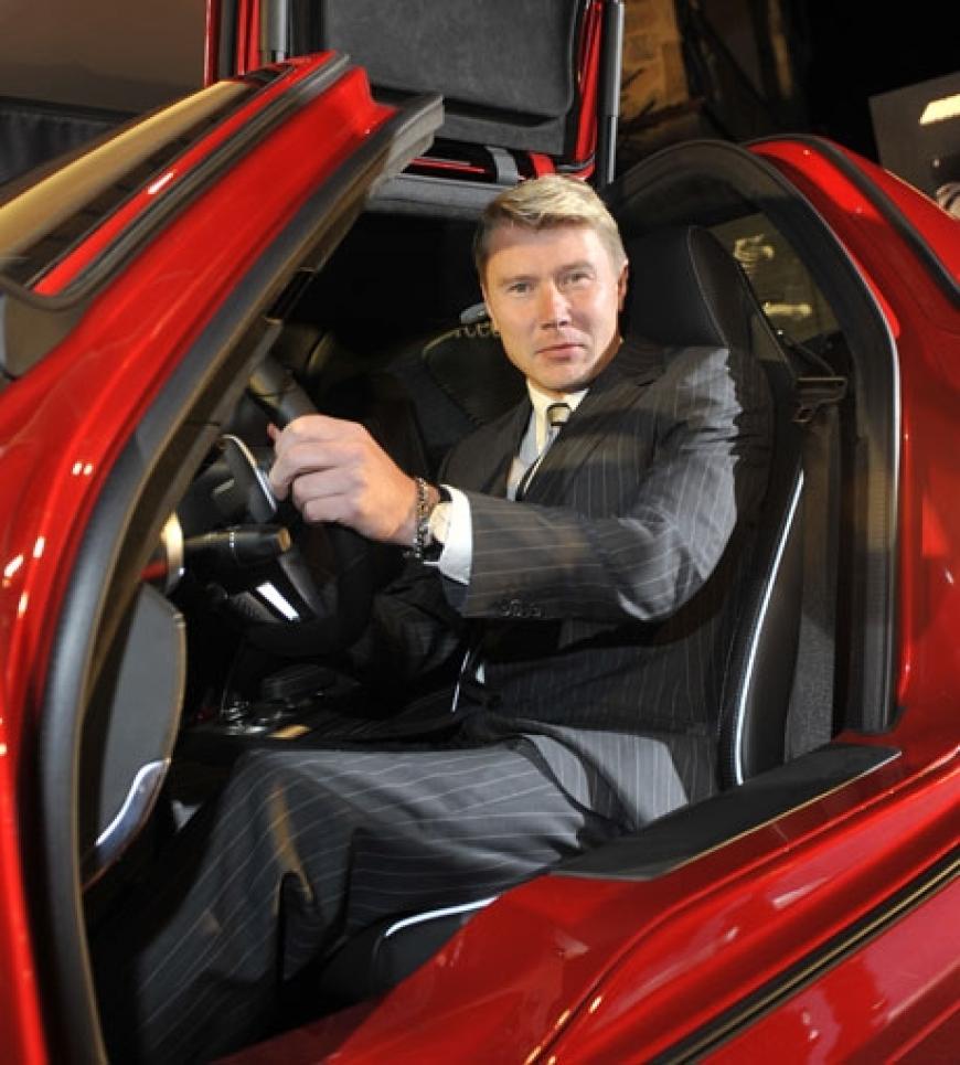 Auch Ex-Formel 1-Pilot Mika Häkkinen nimmt im Ferrari Platz