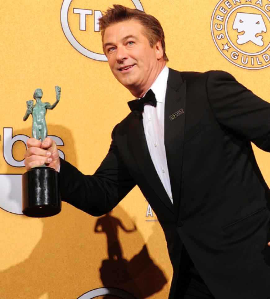 Alec Baldwin warf sich für die Fotografen in Pose. Er nahm einen Award für