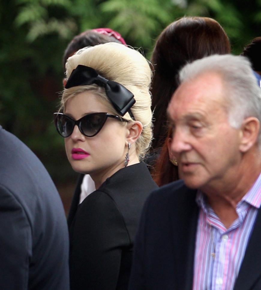 Kelly Osbourne twitterte: âIch kann nicht mal richtig atmen so sehr muss ich gerade weinen. Ich habe eben eine meiner besten Freundinnen verloren. Ich werde Dich für immer lieben und ich werde niemals dein wirkliches Ich vergessen. Ich vermisse meine Freundin und werde deshalb eine Zeit lang nicht twittern, danke für eure Unterstützung.