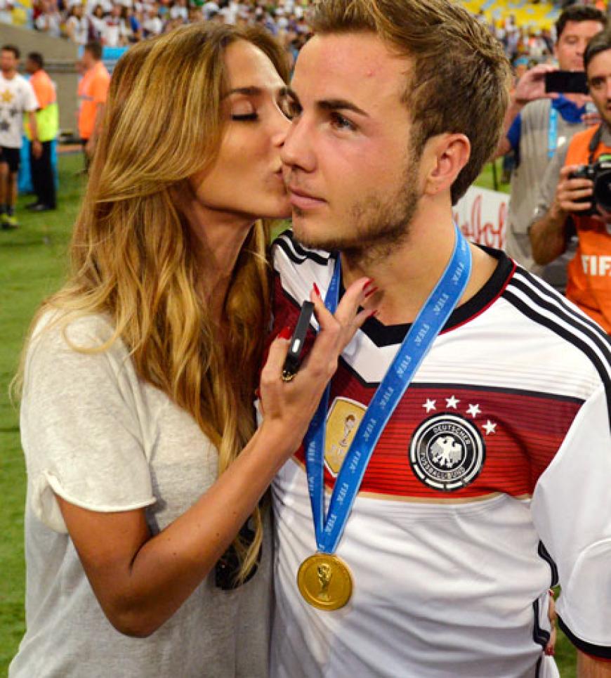 Ann-Kathrin Brömmel ist der Traum vieler Männer - aber sie ist vergeben und die Frau an der Seite von Fußball-Nationalspieler Mario Götze. OK! zeigt die schönsten Fotos von dem Model und It-Girl