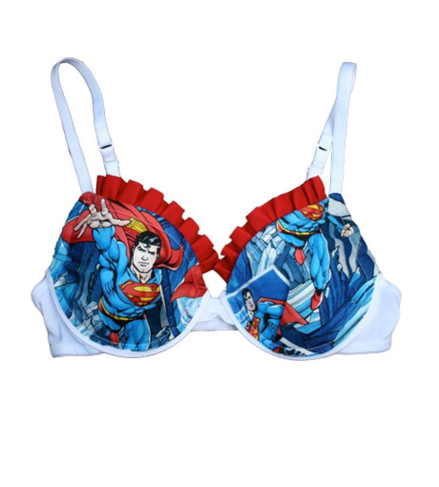 Fürs Superhelden-Feeling drunter gibt’s den Superman-Bra, über etsy.com/shop/meganelizabeth31, ca. 65 Euro