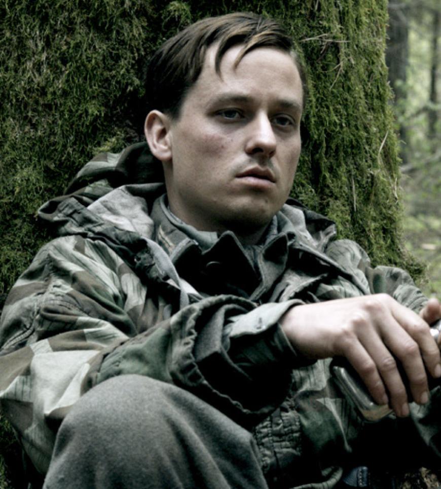 Privat Ist Schilling Mit Regie Assiste Tom Schilling Das Gewehr