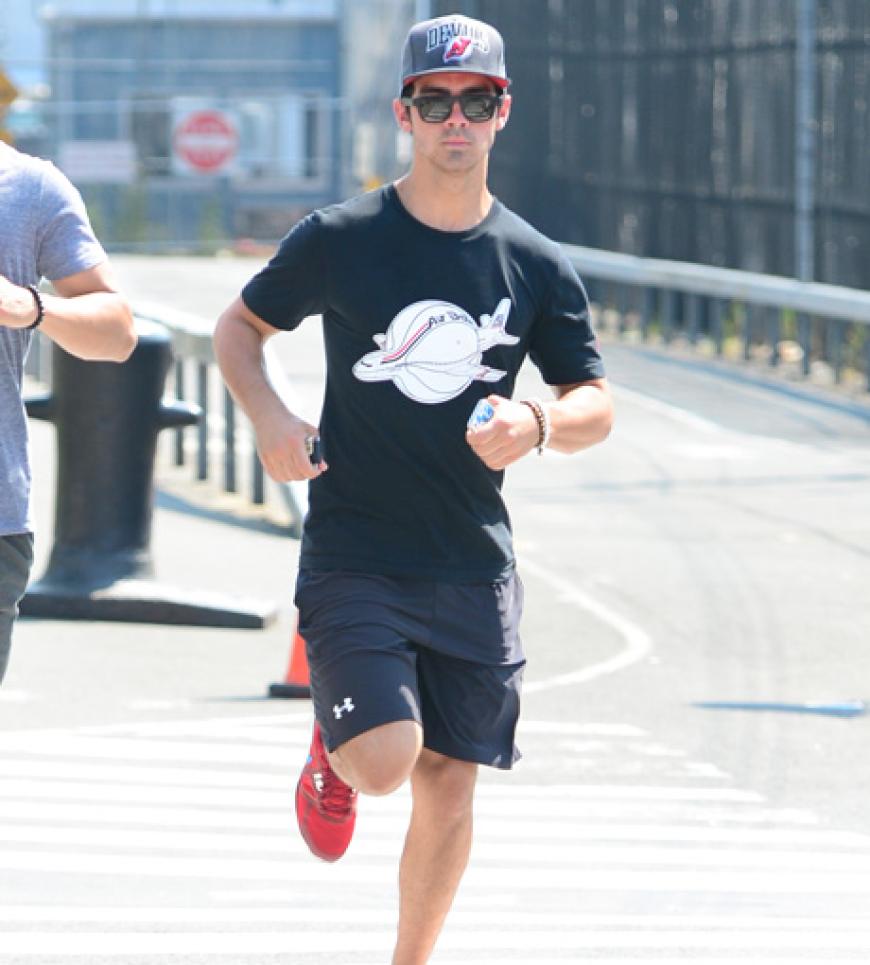 Versteckt hinter Kappe und dicker Sonnenbrille. So hält sich Sänger Joe Jonas fit - aber verstecken ist unnötig