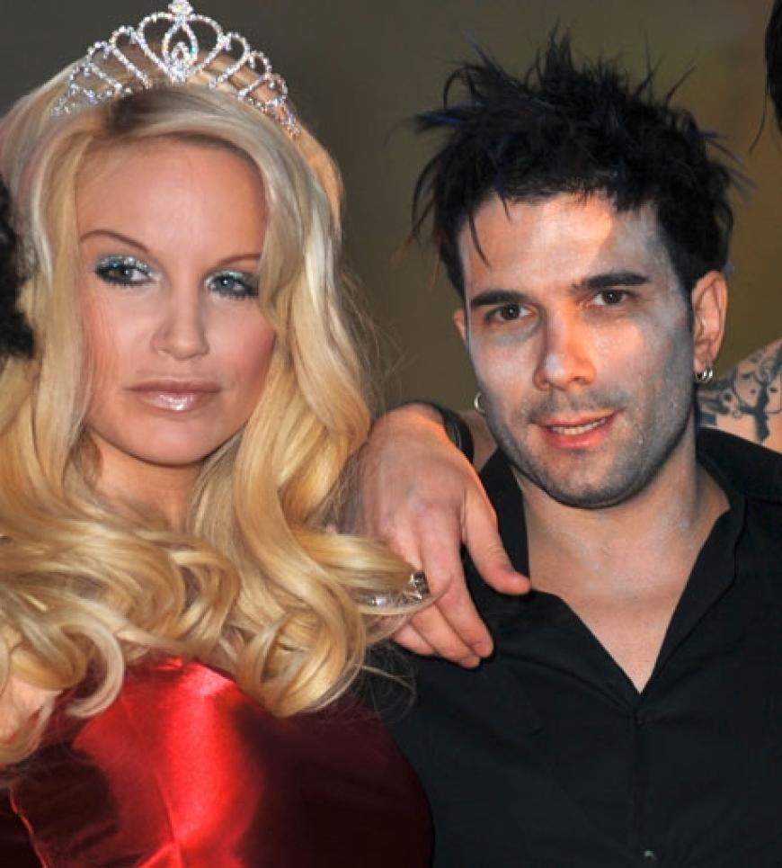War ihre Liebe echt oder nur ein PR-Gag? Im Juli trennten sich Marc Terenzi und Gina-Lisa Lohfink. Dabei verbrachte das Paar viel Zeit miteinander. Gina-Lisa spielte in Terenzis Horror-Musikvideo eine blutrünstige Vampirin und modelte sogar für seine erste eigene Gothic-Kollektion