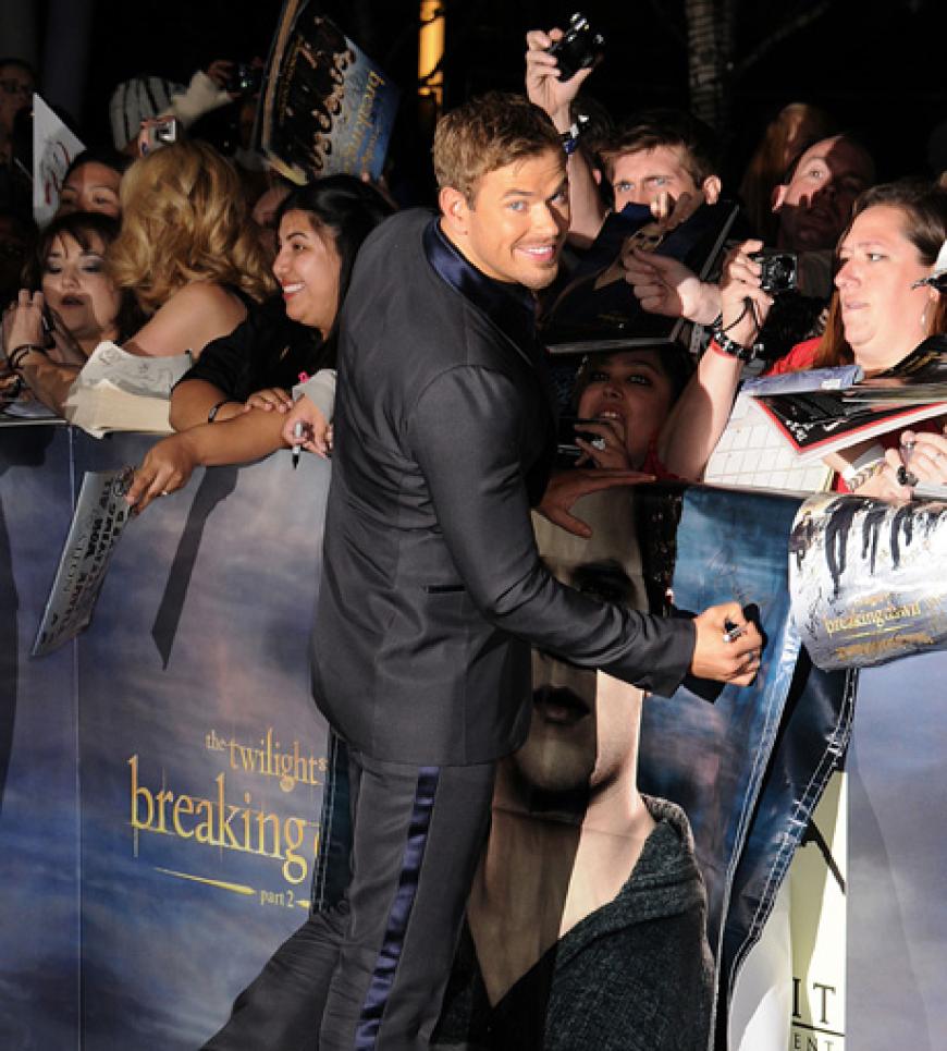 Auch Taylor Lautner unterschreibt eifrig Autogramme