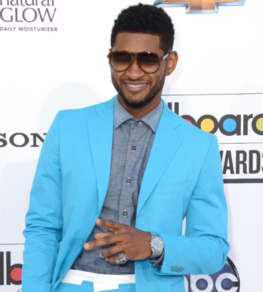 Usher legte im türkisen Anzug einen strahlenden Auftritt hin