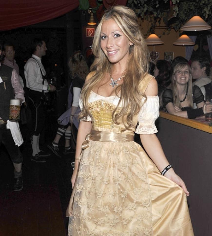 Gülcan Kamps strahlt übers ganze Gesicht. Die Viva-Moderatorin kam in einem goldenen Dirndl