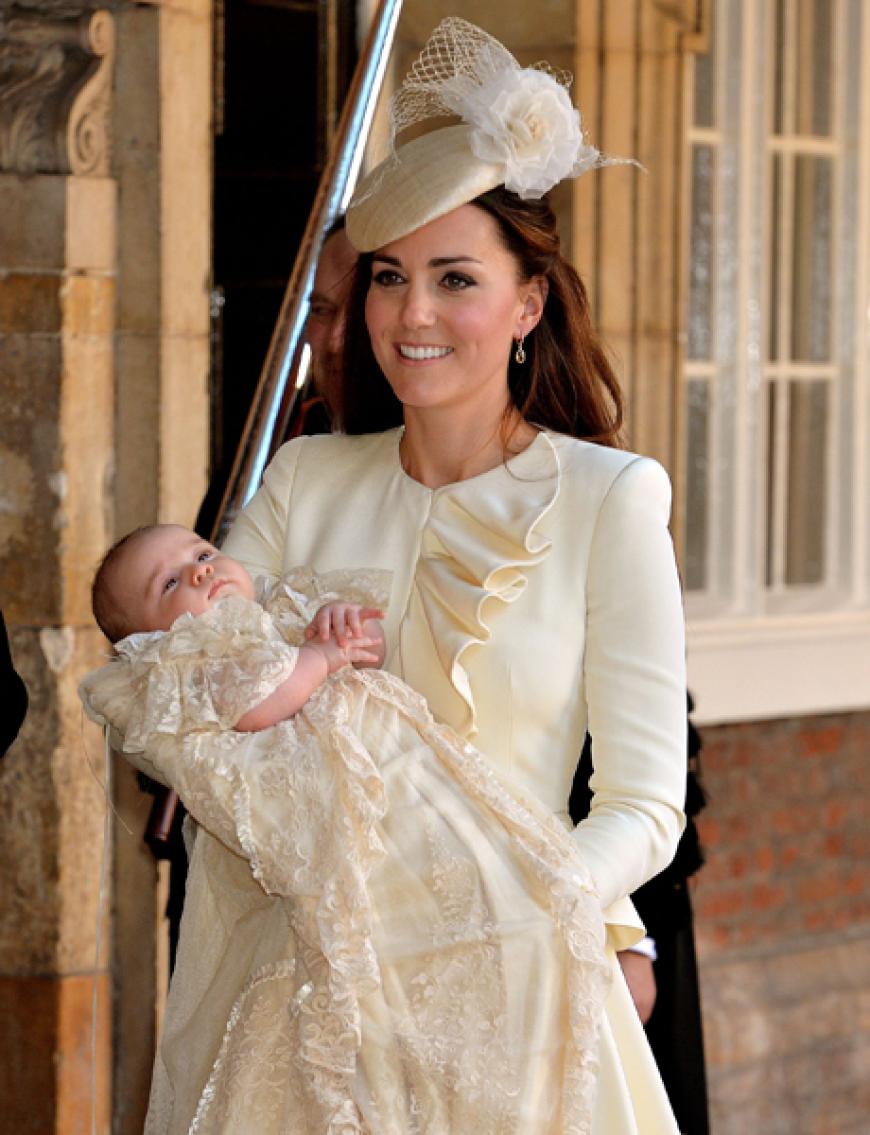 Herzogin Kate bezaubert in einem eleganten cremeweißen Kostüm und einem passenden Hut