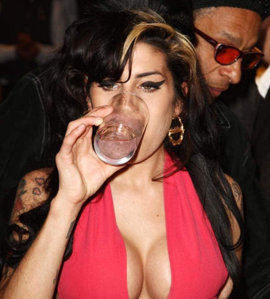 Amy Winehouse sorgte mal wieder für Aufsehen: Die 26-Jährige zeigte ihren neuen 40.000 Euro teuren Busen im pinken Minikleid und schaute mal wieder zu tief ins Glas