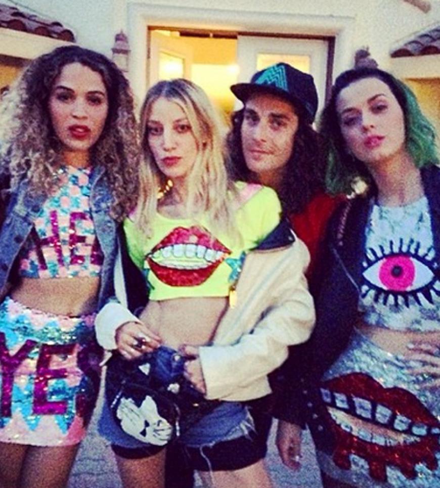 Und auch Katy Perry war da. Nicht nur mit Freundinnen hatte sie Spaß. Es kam zu einer heimlichen Reunion mit Robert Pattinson ... Ob da nun doch was läuft?