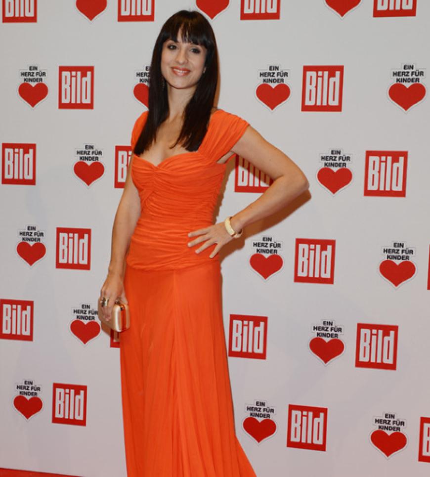 Schauspielerin Stephanie Stumph strahlt mit ihrem Kleid um die Wette