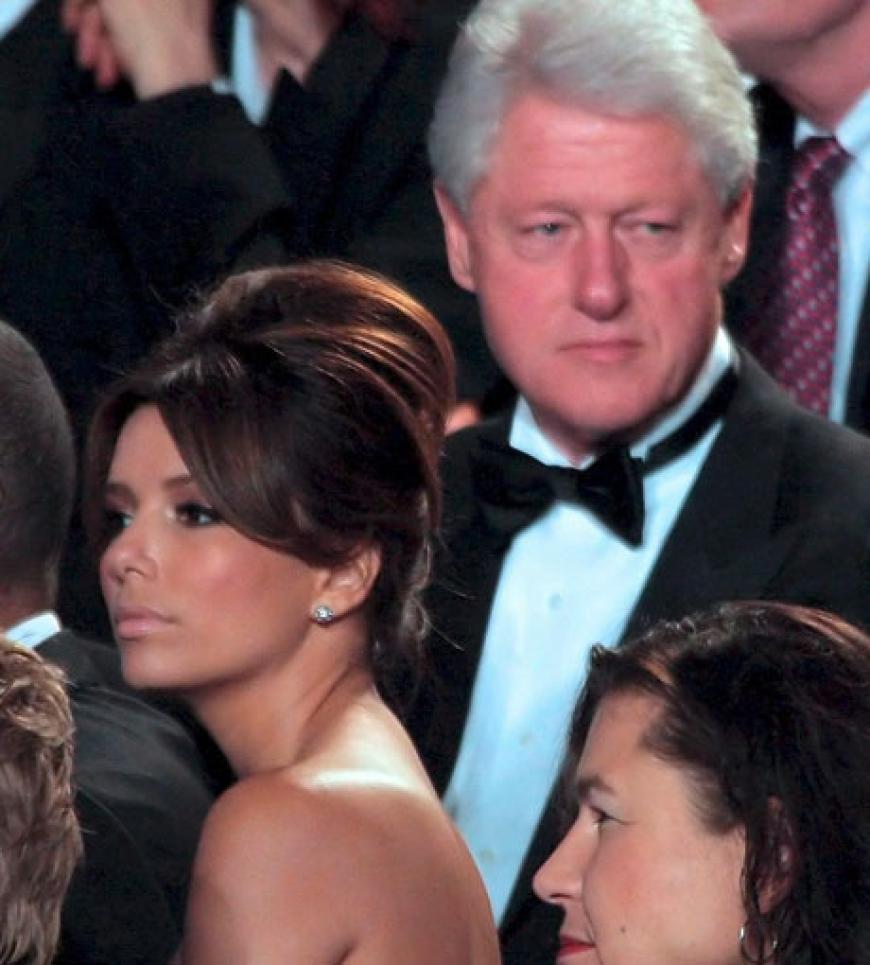 Eva Longoria und Bill Clinton lauschen den Moderatoren