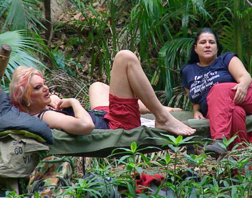Die läster mit ihrer Campschwester Olivia Jones ordentlich ab. Und auch zwischen den beiden und Fiona kommt es zum Eklat. Iris zu Olivia: