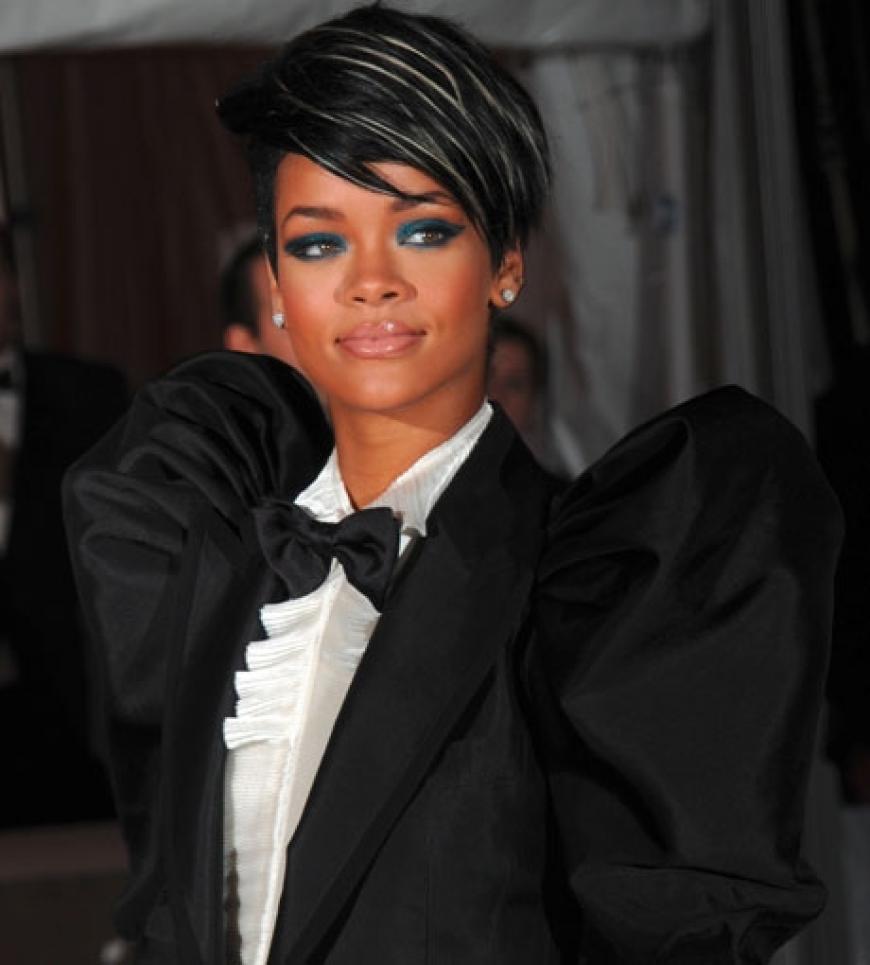 Für Aufsehen sorgte auch Rihanna. Die Sängerin trug einen schwarzen Hosenanzug mit weißer Bluse und schwarzer Fliege