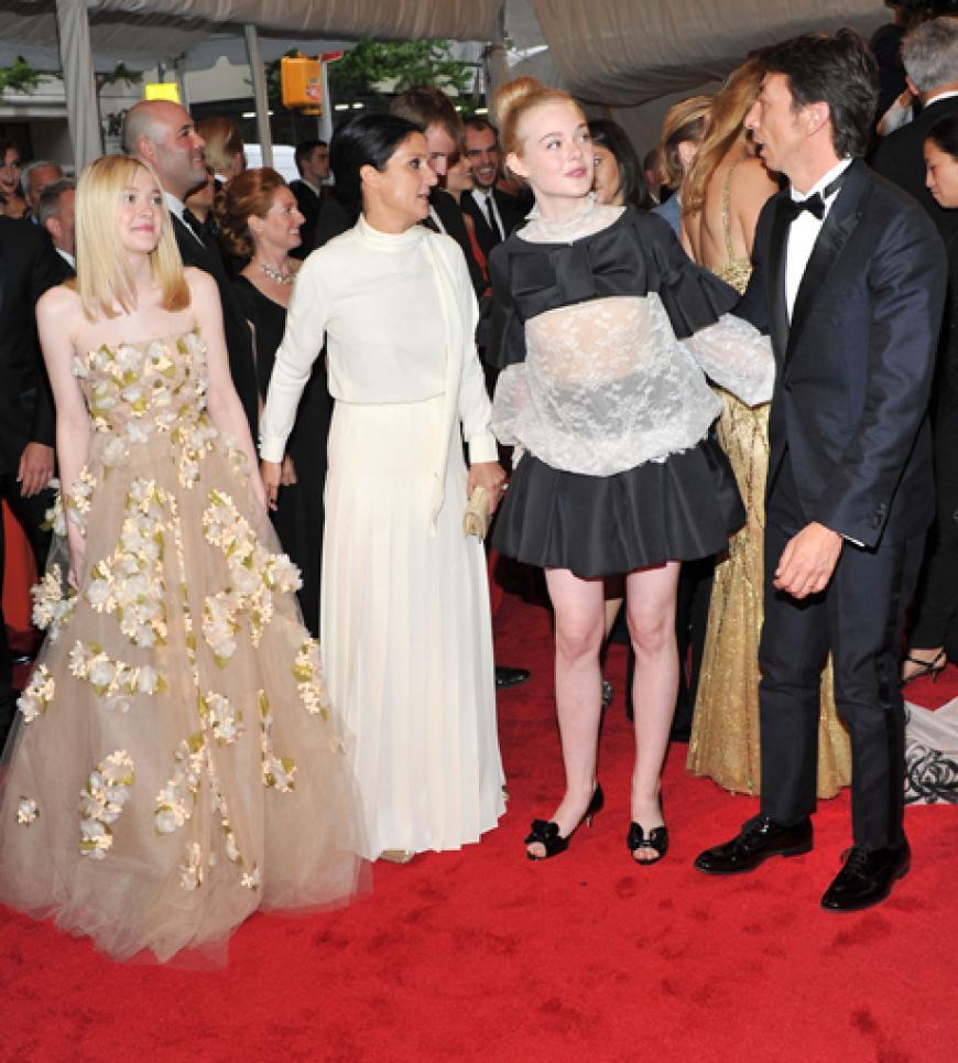 Dakota Fanning, Valentino-Designerin Maria Grazia Chiuri, Elle Fanning und Pier Paolo Piccioli von Valentino