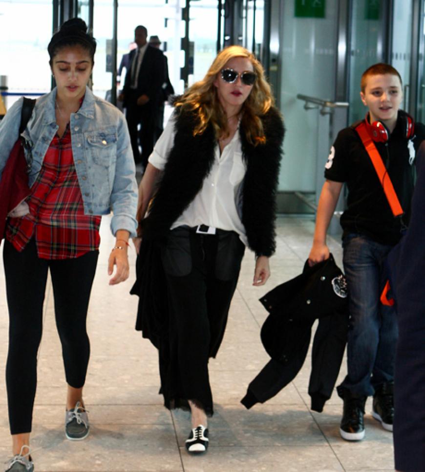 Zusammen mit ihren Kindern Lourdes udn Rocco landet Madonna am Heathrow Airport