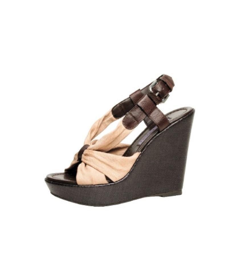 Plateausandalen
mit Zierknoten
von Janet & Janet,
ca. 195 Euro