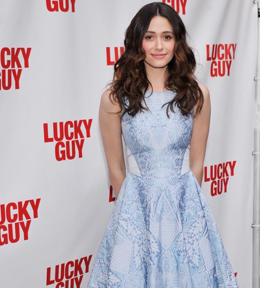Die US-Schauspielerin Emmy Rossum fällt uns durch ihren umwerfenden Modestil auf. Wir wollen mehr davon!
