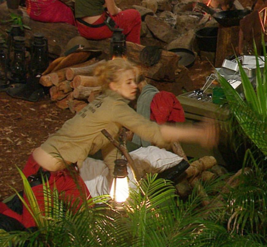 Als Larissa nachts eine Spinne entdeckt, rastet sie komplett aus. Zunächst rüttelt sie die anderen Campbewohner aus ihren Betten, um mit ihnen zu tauschen. Als die Anderen nicht wie gewünscht reagieren...