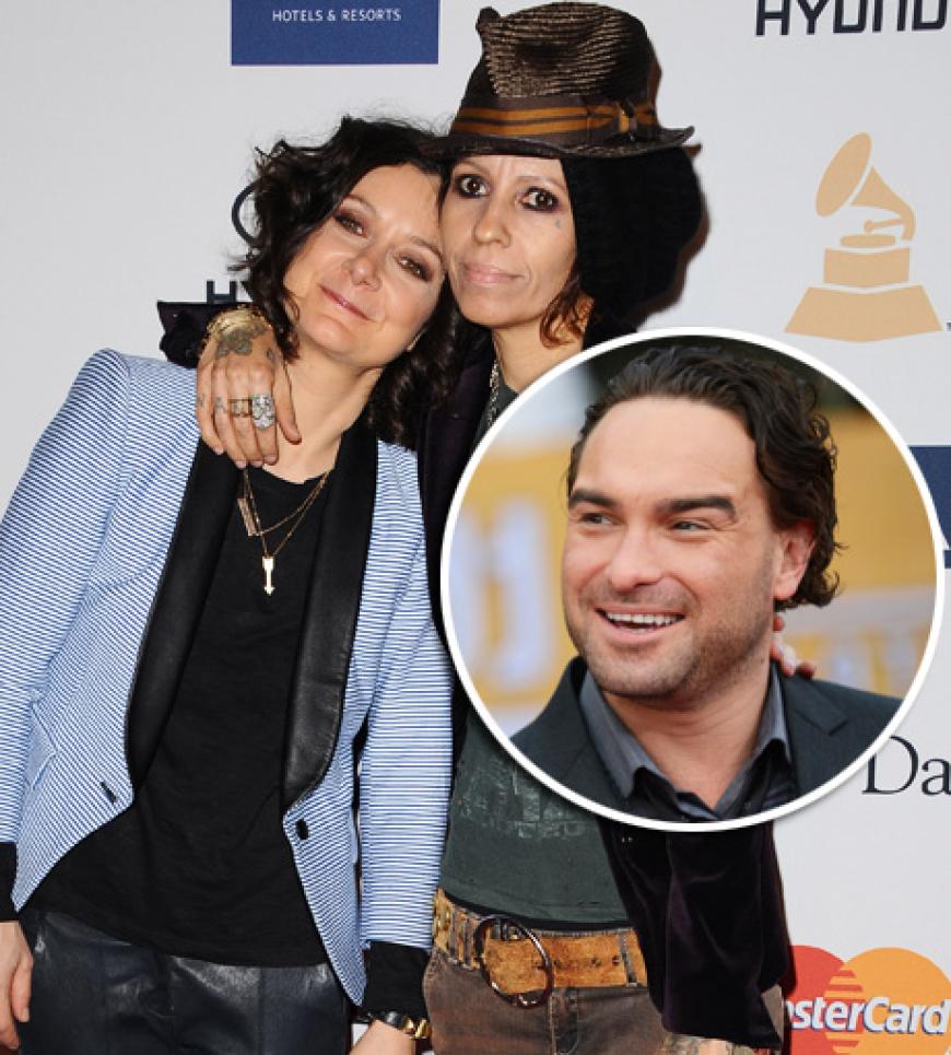 Verliebt, verlobt und bald verheiratet: Sara Gilbert mit ihrer Lebenspartnerin Linda Perry. Dank Galecki kann sie zu ihrer Homosexualität stehen