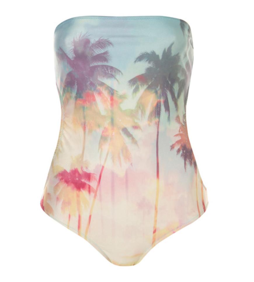 Kein Geld für Urlaub dieses Jahr? Dann ab ins Freibad mit diesem Badeanzug und von Palms Springs träumen! Badeanzug über topshop.com, ca. 50 Euro