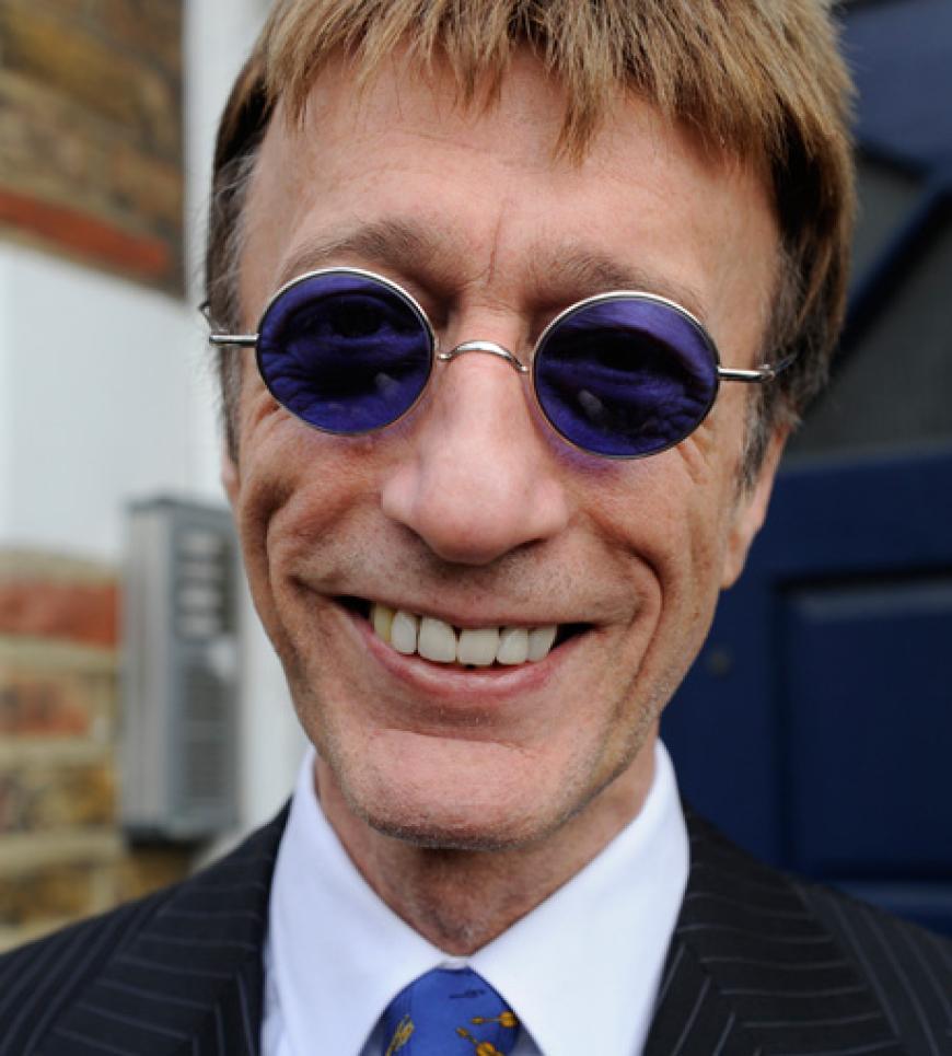 Auch der legendäre Bee Gees-Sänger Robin Gibb (â 62)´ ist 2012 von uns gegangen. Obwohl es dem Sänger zwischenzeitlich besser ging, erlag er 20. Mai seiner schweren Krebserkrankung.´ Gibb litt seit einigen Jahren an dem besonders tückischem Rückenmarks- und Wirbelsäulenkrebs und fiel Anfang April nach einer schweren Lungenentzündung ins Koma.´ Der Musiker´ hinterließ vier Kinder und seine Frau Dwina
