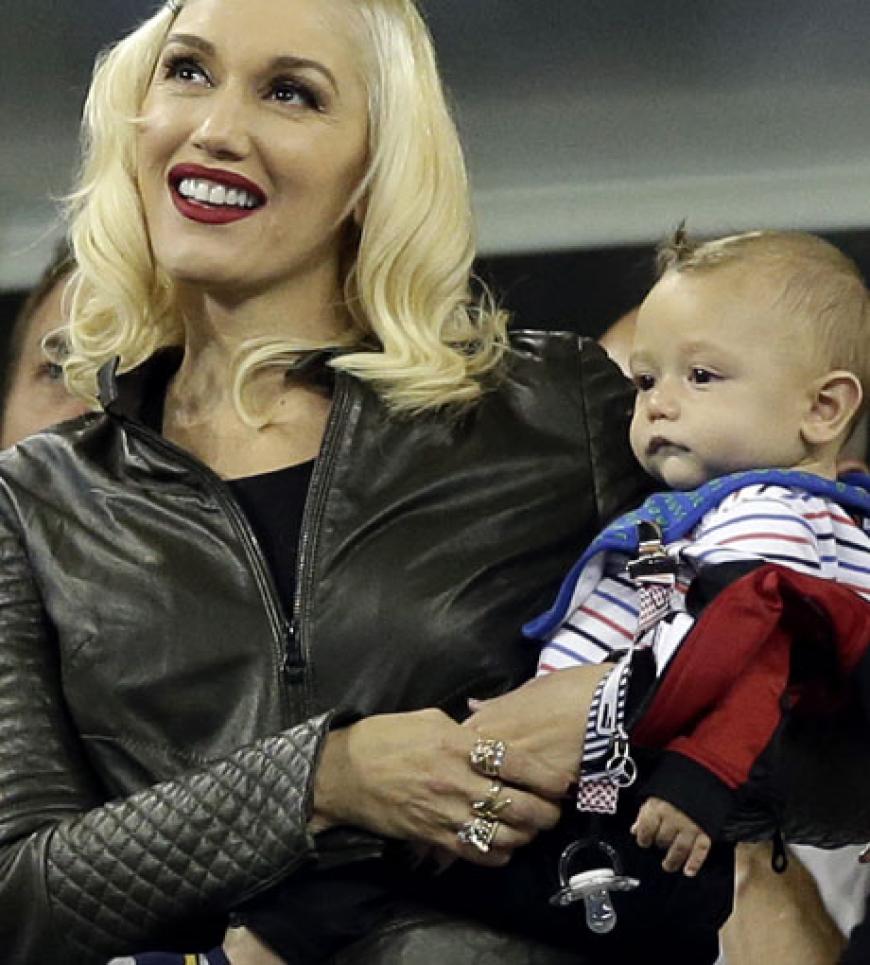 Na, so richtig happy sieht Apollo, Söhnchen von Gwen Stefani aber nicht aus. Kein Wunder: statt zu spielen, muss er sich Tennis bei den US Open ansehen