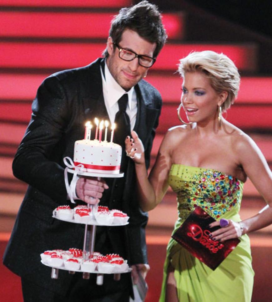 Happy Birthday! Sylvie van der Vaart bekommt von Daniel Hartwich eine Geburtstagstorte überreicht: Sie feierte ihren 33. Geburtstag und sogar noch ein Geburtstagsständchen vom Publikum gesungen!