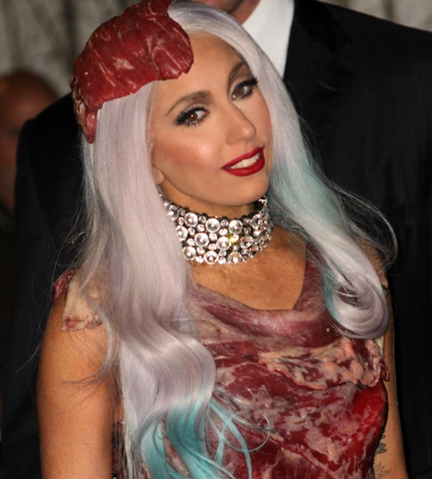 Lady GaGa bewies auch bei MTV Video Music Awards 2010, dass sie provozieren kann und trug ein Fleisch-Kleid