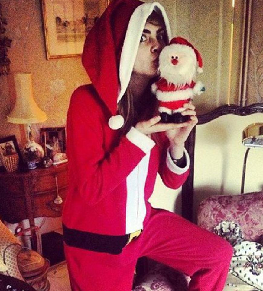 Model Cara Delevingne im Xmas-Outfit