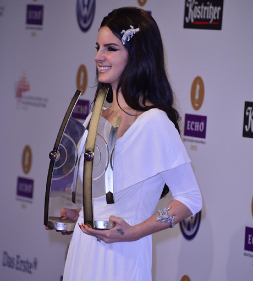 Dafür durfte Superstar Lana del Rey gleich zwei Trophäen mit nach Hause nehmen. Sie gewann in der Sparte