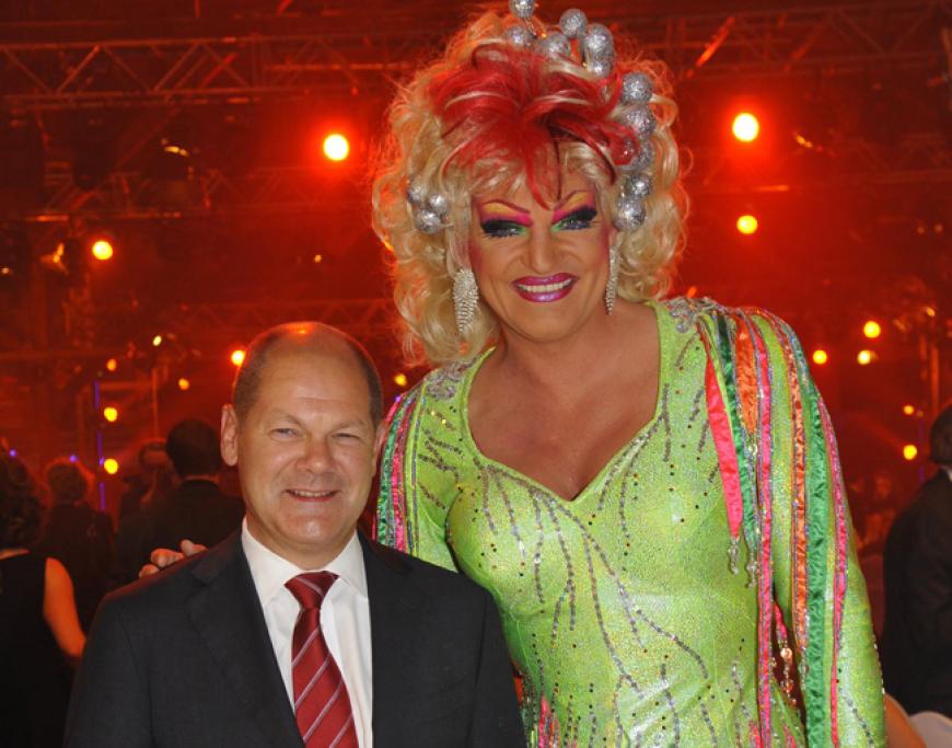 Na, das war ein geringfügiger Größenunterschied: Hamburgs Bürgermeister Olaf Scholz und Olivia Jones verstanden sich prächtig ...