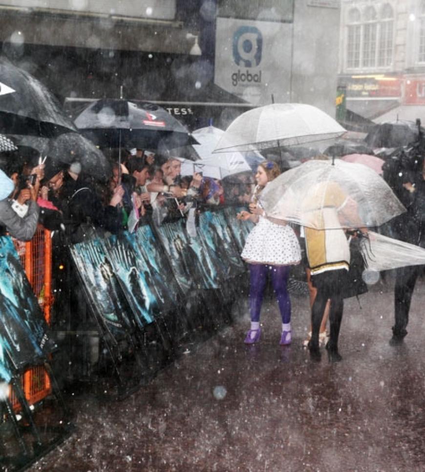 Die tapferen Potter-Fans warten im Regen auf ihre Idole
