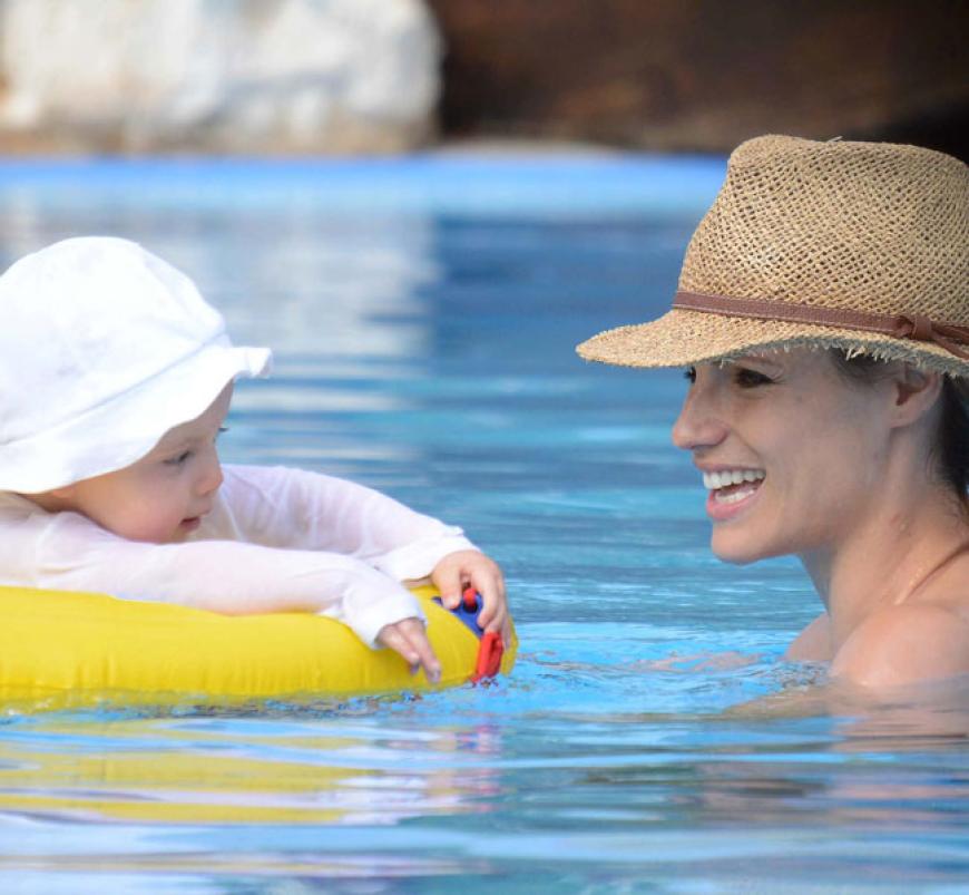 Einfach zum Knuddeln! In dieser Fotostrecke zeigen wir die allerniedlichsten Promi-Sprösslinge - von Harper Beckham bis North West. Süßer geht's nimmer: Michelle Hunziker planscht mit ihrer kleinen Tochter Sole