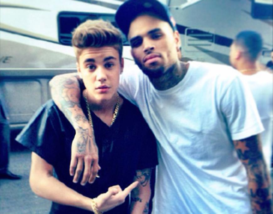 Buddies: Bad Boy Chris Brown posiert mit dem Mädchenschwarm für die Kamera. Auf Twitter folgen dem jungen Performer fast 40 Millionen Fans - so viel wie keinem anderen. Er bekommt alle zwei Sekunden einen neuen Follower