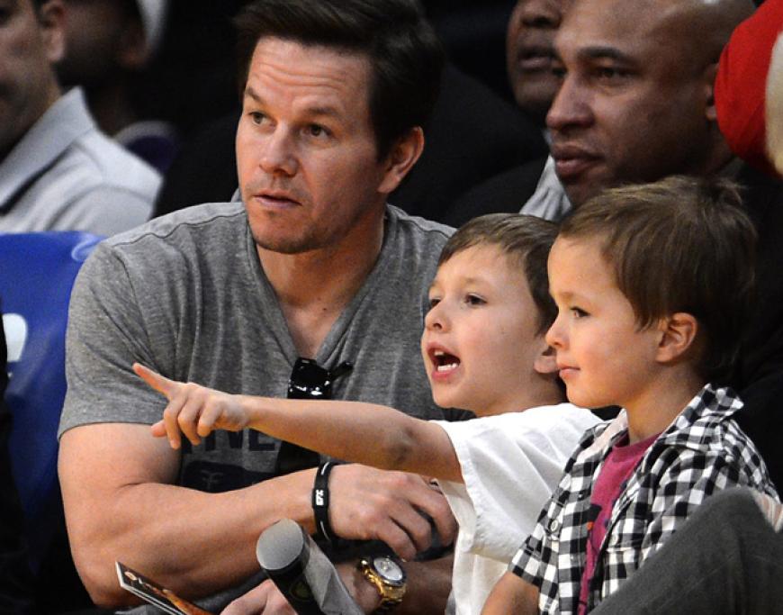 Männertag: Hollywood-Star Mark Wahlberg besuchte mit seinen beiden Söhnen Michael und Brendan ein Spiel der LA Lakers
