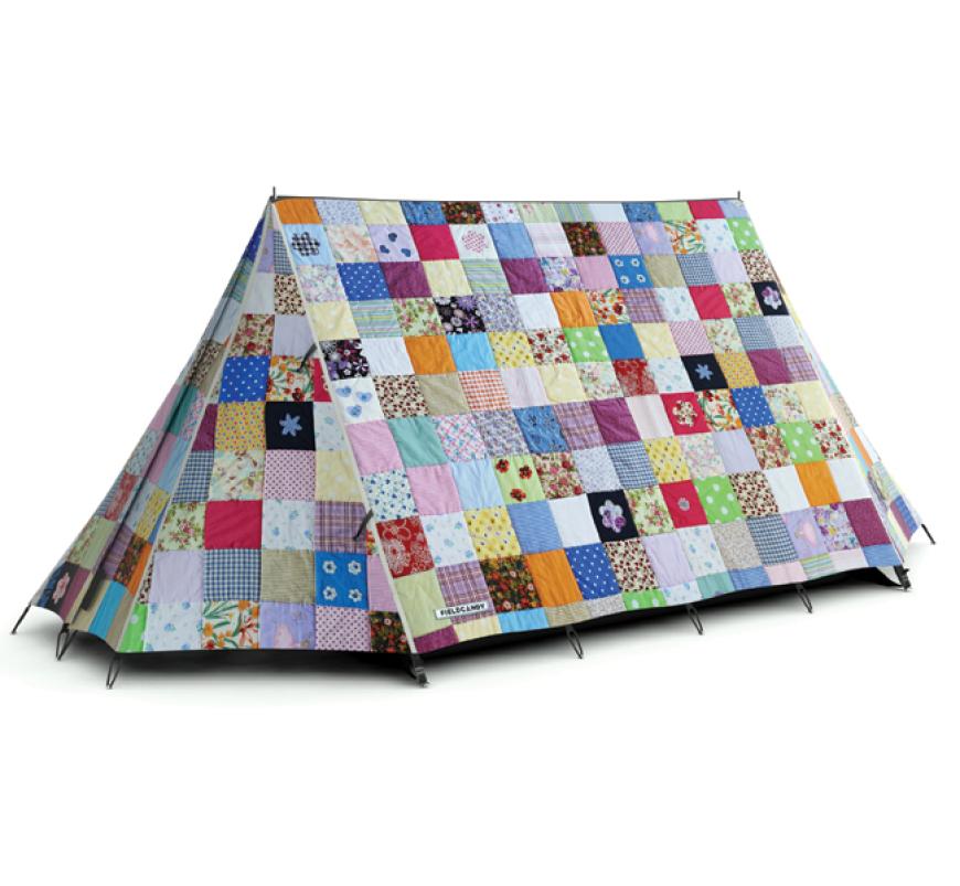 Von Safari in Afrika bis Camping in Schweden: 5 Reisen, von denen wir immer geträumt haben. OK! weiß, was mit muss! Zum Campen perfekt: Zweimannzelt in Patchwork-Optik über fieldcandy.com, ca. 580 Euro