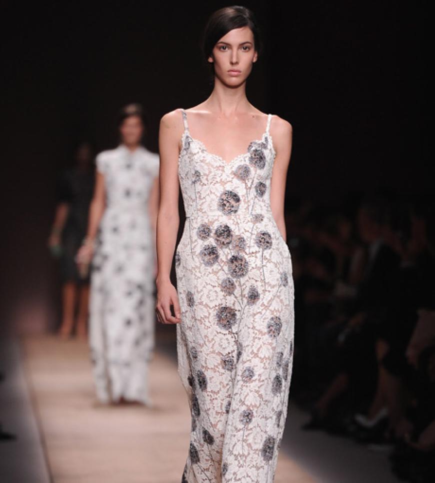 Wie Pusteblumen schweben die Models bei Valentino über den Laufsteg. In diesem Sommer nimmt der Designer die Farben zurück und lässt Muster und durchbrochene Stoffe für sich sprechen.
