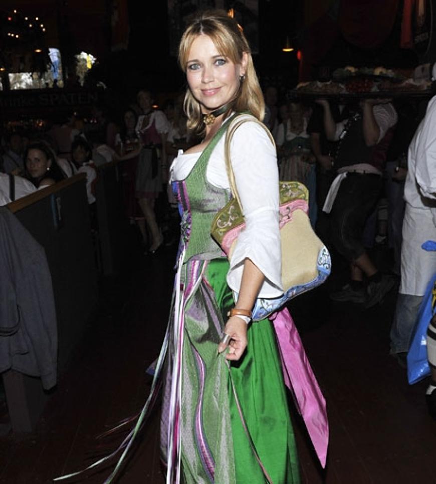 Schauspielerin Tina Ruland in einem langem Dirndl