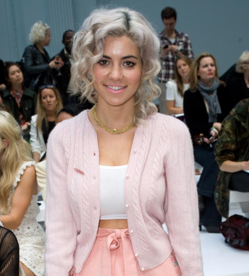 Von Kopf bis Fuß in Rosa: Marina Diamandis