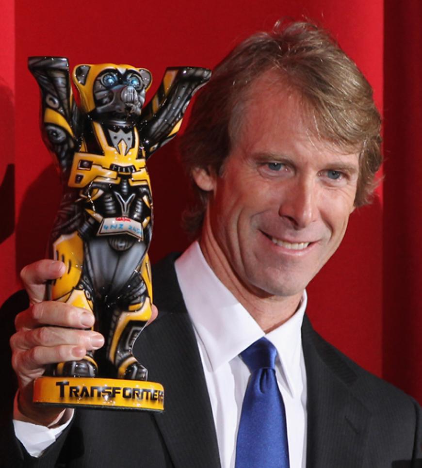 So hat alles begonnen: Michael Bay zeigt eine der Transformers-Action-Figur