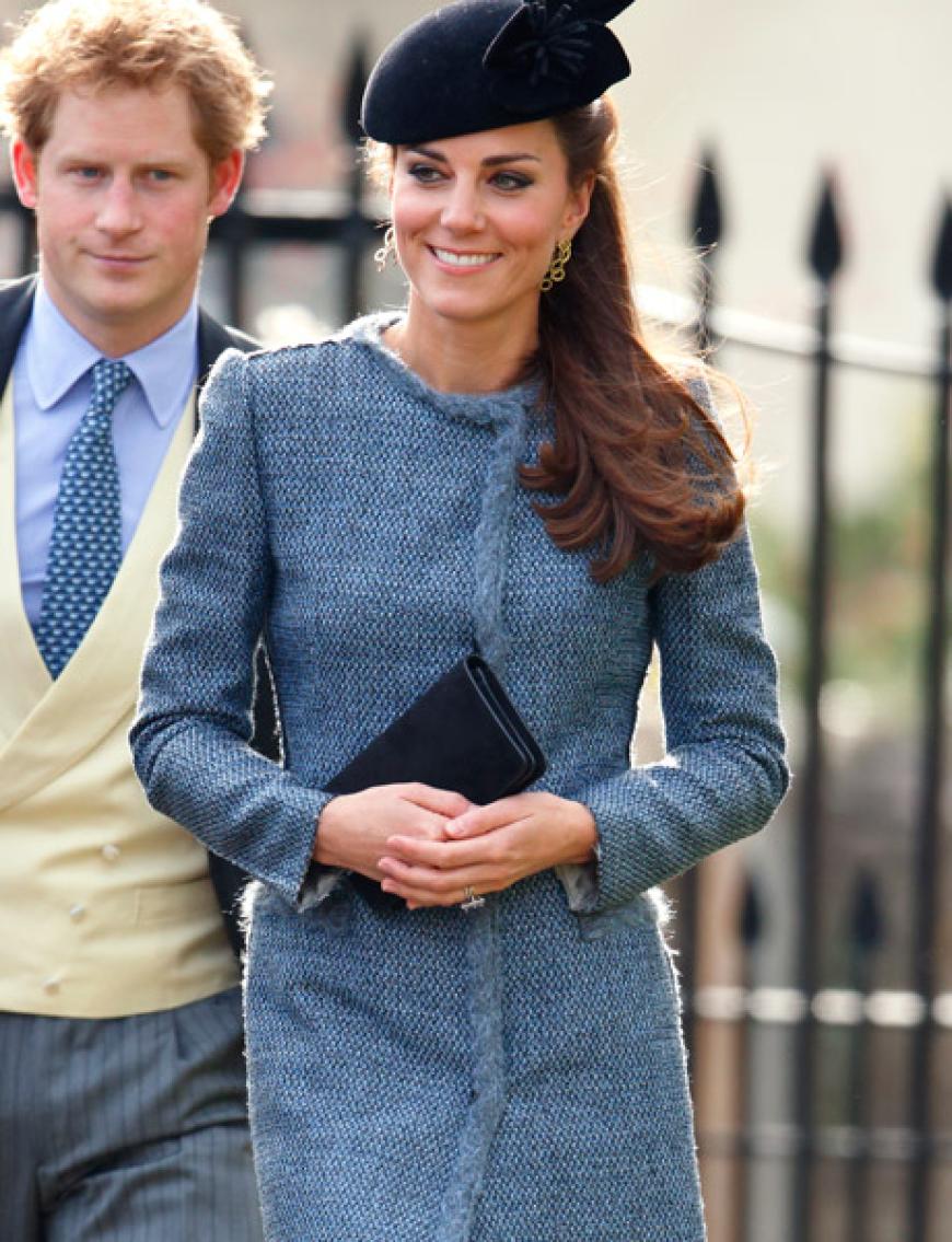 Oh wie wunderbar! Herzogin Catherine in einem mittelblauen Tweed-Mantel. Damit wurde sie aber zum Tuschel-Thema, denn ein weiterer Hochzeitsgast entschied sich für das Outfit ...