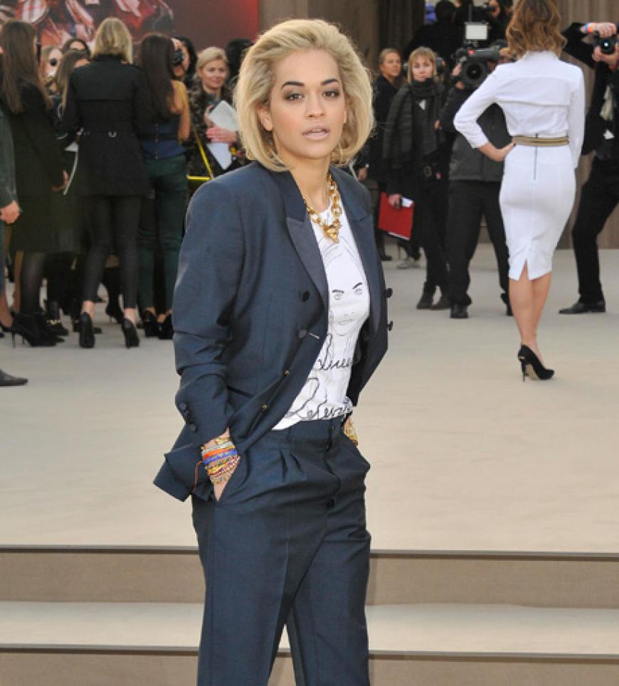 Rita Ora kommt im Anzug bei der´