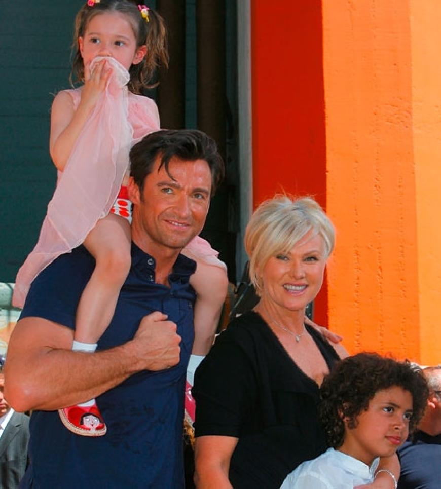 Hugh Jackman ist mit Deborra-Lee Furness verheiratet. Die beiden adoptierten den achtjährigen Oscar und die vierjährige Ava